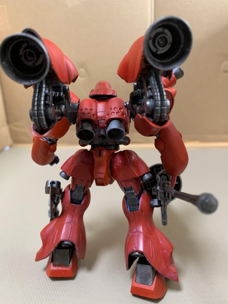 正面、背後からみると一見高機動型に見える様にしています。