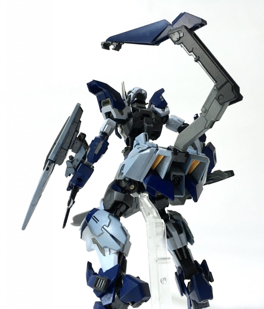 腰部の大型フローター、追加されたアンクルアーマーのスラスターを使い、高速ホバー移動で一気に拠点へ侵攻。もちろん、水上をホバーで移動することも可能だ。