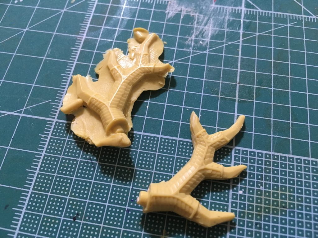 傍らに添える幻竜にも角を付けたかったため、おゆまるエポパテで複製しています。