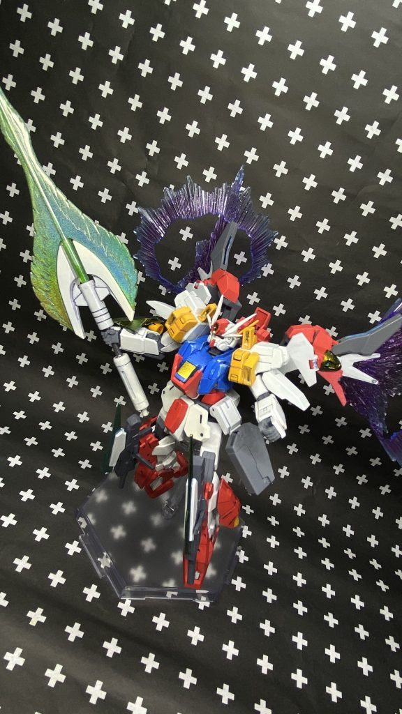 あとは大型の武器としてハイパービームサーベルを装備。
こちらはMGのサザビーのものを丸々拝借。
妄想として超大型サーベルを運用するにあたって従来のフレームでは重量と出力に耐え切れないため腕部を交換して対応しているがそれでも出力に耐えきれないため簡易GNコンデンサーを補助として使用している…です!