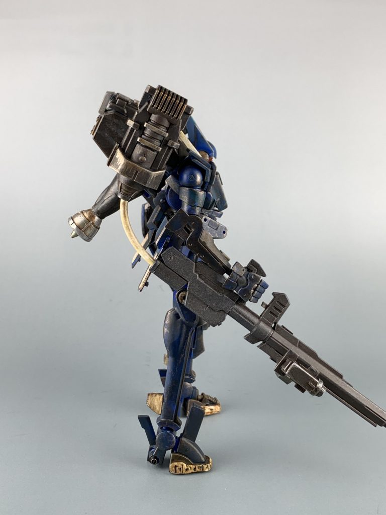 カタロンが飛べなくなったフラッグを陸戦型に無理矢理改造したという設定です。