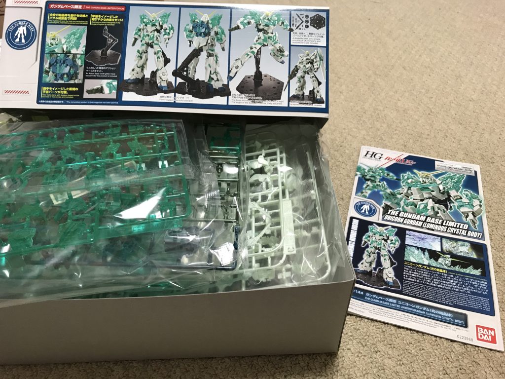 ランナーは13枚。箱は普通のHGの1.5倍ほどの厚みがあります。
ただ、普通のサイコフレームのランナーはほとんどの部品が余ります。また、ビームマグナムとシールドも入っていますが、これもアニメ的には不用です。また、キラキラのラメが入ったアクションベース5相当も含まれます。