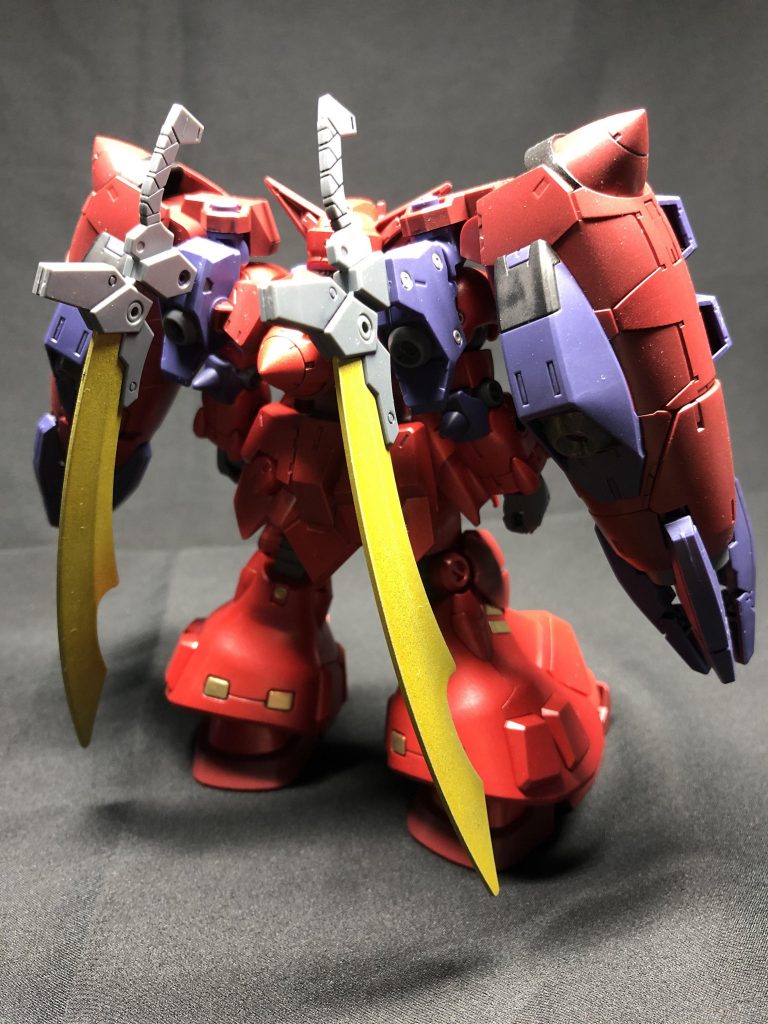 フロント及びリアビュー
基本的にメタリックレッドと赤二号を使って塗装しており、部分塗装で金銀を使ってます
また、今回唯一の改造店として、羅刹のまま飾ろうと思っているので、リアスカートの武器マウント部は切除、別のモールドに変更しました