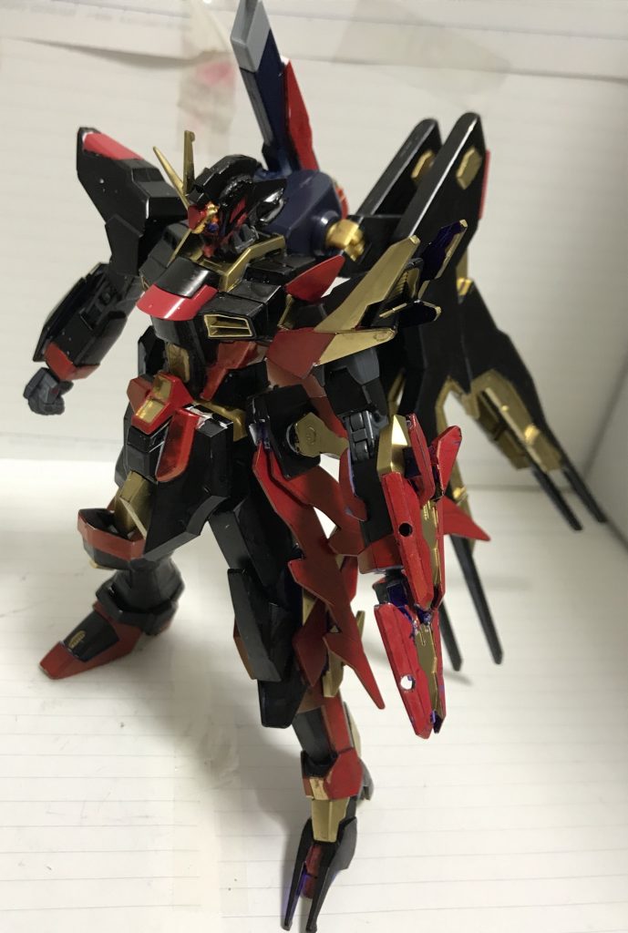 クラミツハを取れば義手となっており、ロストガントレットと呼ばれる武器が露出します。
羽根は枯れた比翼をイメージしており、ドラグーン無しのをそのまま使用しました