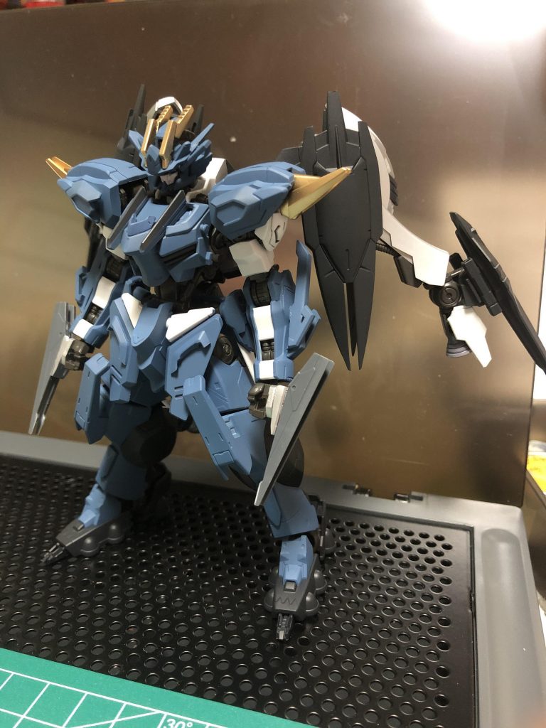 エアブラシで塗装した状態。私のイメージカラーのミディアムブルーで塗装しました（ジャーマングレーとゴールドも少々）。ここからマーカー部分塗装&スミ入れ&デカール貼り&ツヤ消しで完成です。