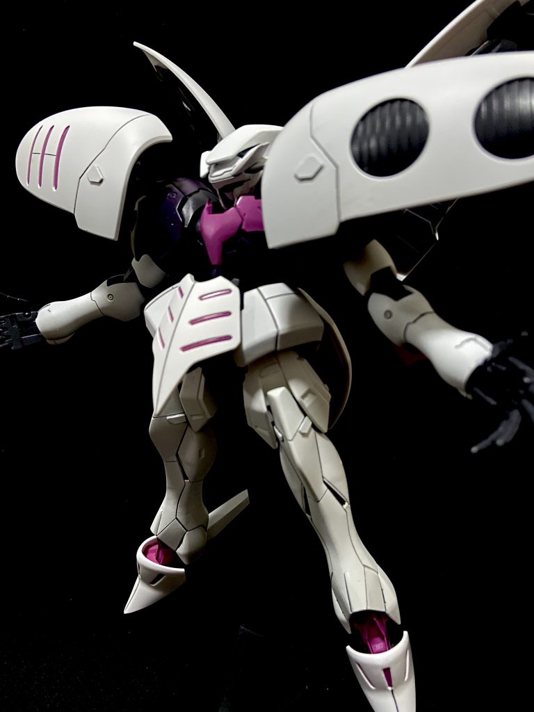 ガッデスの胸周りの情報量を活かすため
フロントアーマーも小型化しました。
キュベレイの膝アーマーをつま先に変更し
独特のモールドが少なくならないようにも
心掛けてみました。
