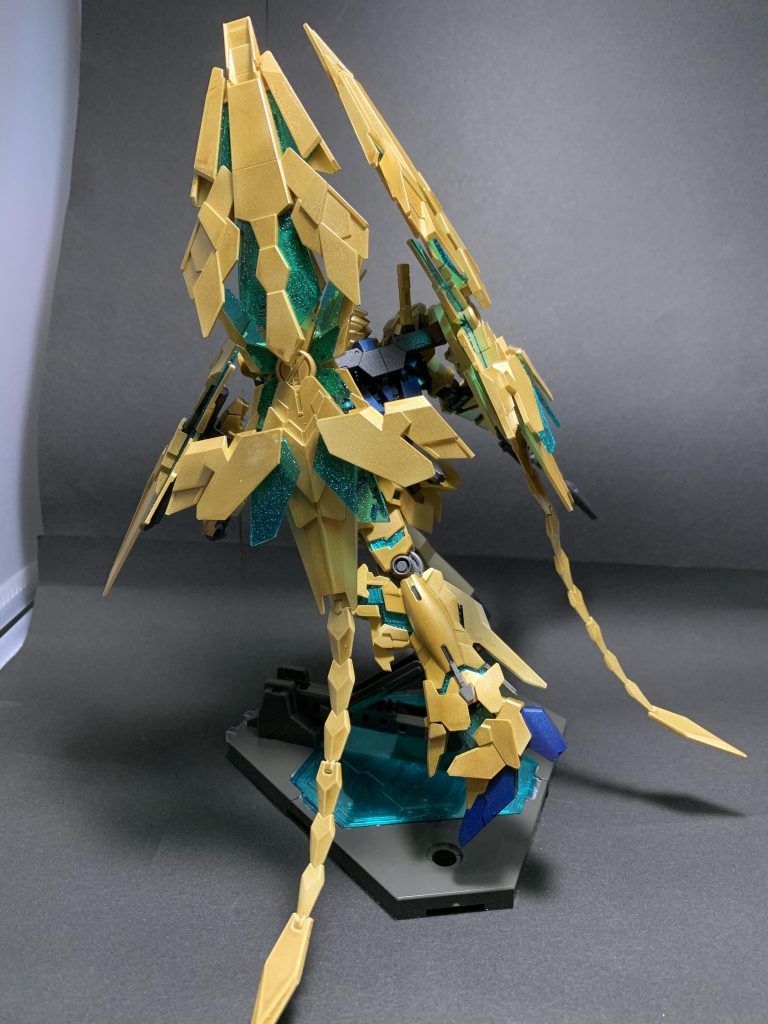 アームドアーマー部のサイコフレームは無塗装。
透過する上にラメも入っていたのでこのままで十分キレイでした。