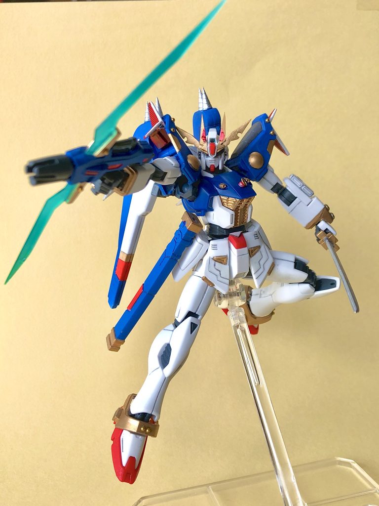 厳光の弓
ビームライフルを加工。
弓を構えたままでも接近戦に対応できるよう、弓部分はシグル素材に。