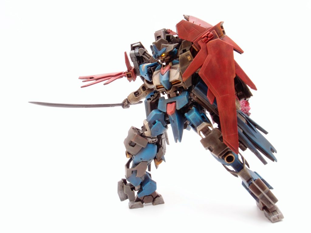 外装との干渉回避でバスターソードを装備せず、ナノラミネート刀をメインウェポンにしたことで、戦闘スタイルは洗練されたものへと変化しつつある。