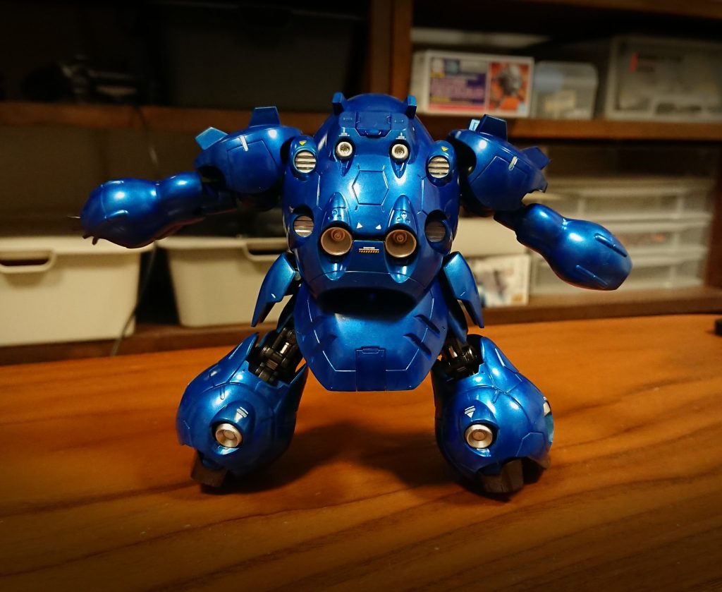 目いっぱい身体を開いてみたところ。案の定、可動域は狭いです。それはそれとして、こんだけの図体でバッと手足を広げられるとメイン盾として使えそうですねw