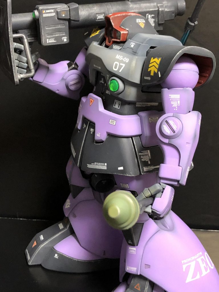 ラケーテンバズを持たせました。デカすぎて全体が入りません😅バズーカは使用感を出すために強めにドライブラシをかけています。スカートの部分のZEONデカールがお気に入りです🤗