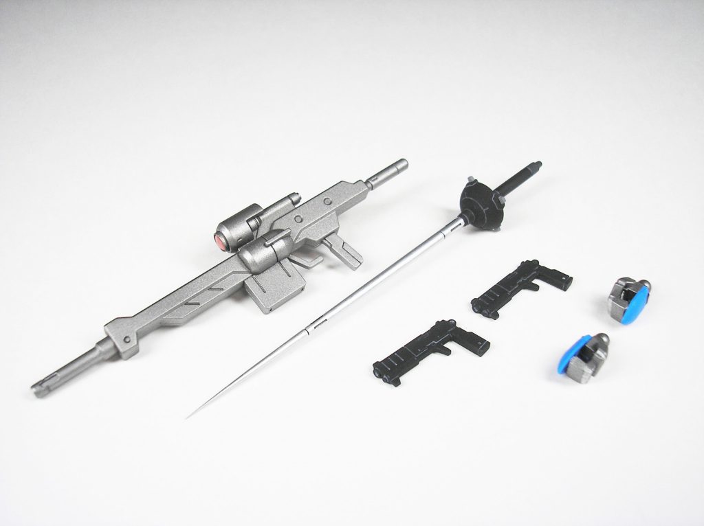 ▲各武器とヴィダール専用の持ち手。
ライフルの一部とハンドガンの銃口周辺を市販のパーツを使ってディティールアップ。
バーストサーベルの刀身先端を延長しつつシャープに加工し、シルバーに塗装しています。