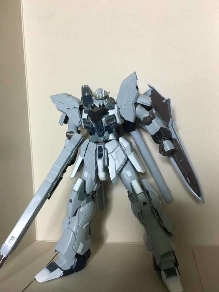 爪先延長や胸部ダクトを量産型νガンダムのイメージで変更