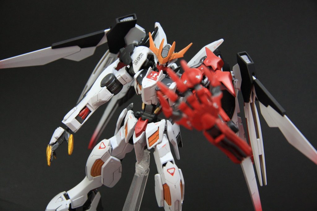 ゼルドザームアームは黒に塗るつもりでしたが目立たせようと思い赤に変更しました。
左腕の付け根がルプスレクスと合わないので元々のキャップを少し加工しています。