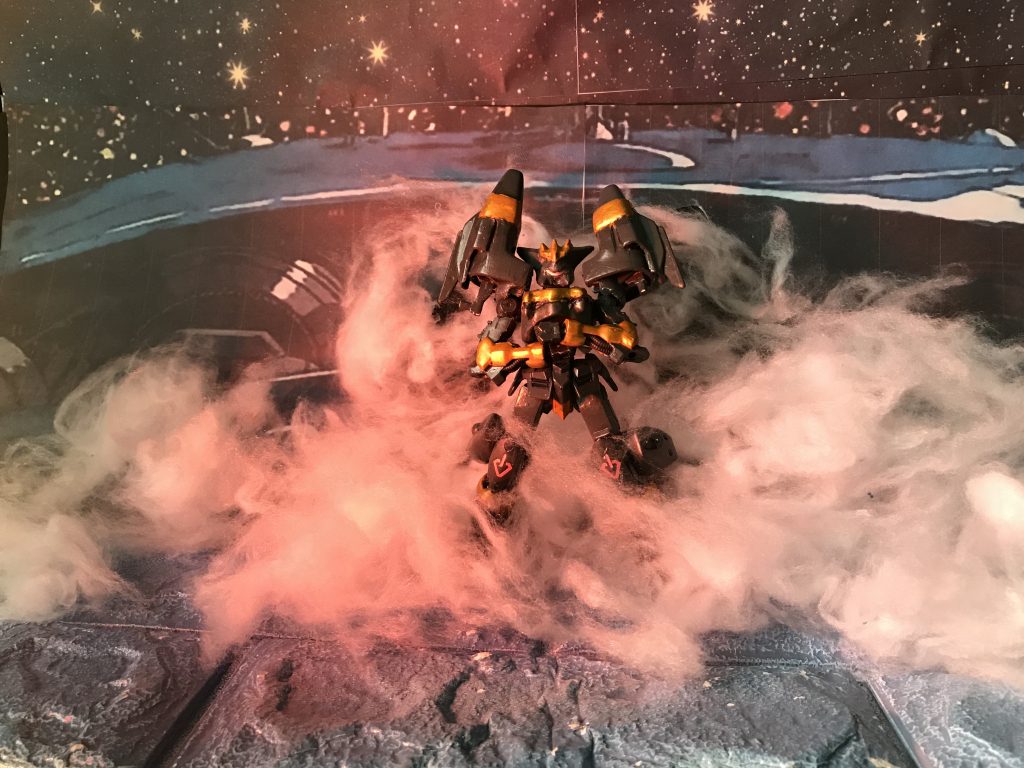 〜以下設定〜
■バルバスター
GBN用に作ったトールギスとバルバトスのミキシング機。制作者は某アニメの主役ロボ、ガン○スターに強く憧れを抱く男性。元の機体がそれぞれ機動性のある機体なので格闘戦専用というわけではなく、射撃戦もできるが、本人の趣向で主に接近戦を好む。
バトルでは思い込みと勘違い、そしてラッキーで勝ち進んで行く天然熱血タイプ。
メガキャノンはバスタービームと思い込み、パンツァーファウストはバスターミサイルと名前を変え、愛用の接近戦武器、バスタートンファーは憧れの必殺技バスターコレダーを繰り出すために電極を2本付け、相手に突き立てて高電圧の電撃を繰り出す。バスターシールドは本物のバスターシールドと比べると小さい上にマント型ではないが、ダメージはほぼ無い。これはいつも仲間が敵機の攻撃をほとんど打ち落としてくれてるが、本人はバスターシールドのお陰だと勘違いしている。
必殺技は本家と同じくスーパーイナズマキック。両肩のブーストで一気に上昇し、急降下時の加速を乗せて相手にキックを叩き込むが、バルバトスの足が非常に細くスマートだったので「こんなに細いと足が折れる!」という思い込みで余ったバルバトスの肩パーツを足首に移設、更にトールギスの脚部の側面パーツをパテで埋める事で本人は頑丈になった!と思い込んでいるが実際は重量が増えた事により威力が増したメリットの方が大きい。
GBN内で本人宛のメールで特殊防衛ミッションの知らせを受けるも詳細は不明。ワクワクしながらミッションを始めると爆発音や大きな振動の中、自機と共にどこかのハンガー内からスタートする。鳴り響く警報音にどう考えても状況の悪い艦内の状況報告。
「ここは、、、どこかの艦の中?とにかく危険だから機体に乗り込まないと!」
機体に乗り込むと出撃するかどうかの選択画面。迷う事なく「YES」を選択すると天井のハッチが開き上昇、凄まじい爆煙の中、甲板の上にでる。周囲は多数のエルドラアーミーやリーオーNPD、そして多数の敵艦隊、、、ここは惑星エルドラの近くの星から来た敵本隊への突撃部隊「ヒトツメ本隊殴り込み艦隊」の最後の生き残りの艦の上。
船内では突然のMSの登場にどよめきが起こっていた。
「艦長!第7ハッチが空いています!」「何ィ!?」モニターで確認するも所属不明の機体。
「あんな機体は知らんぞ!あれもヒトツメの仲間か!?」
「確認出来ません。突如艦内に現れました!」
「艦内まで潜り込まれているとは、、、エンジンを臨界まで上げておけ。いざとなればあいつごと本艦をぶつける、、、」