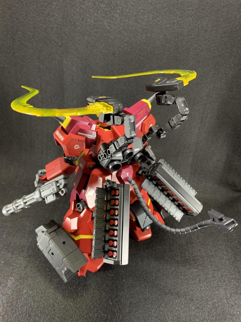 拠点防衛用として、各部にミサイルポッドを装備しており、ガトリングガンの両手持ちです。
本当は両肩アーマーの下部にもう1種類ミサイルポッドを取り付ける予定でしたが、塗装に失敗して断念しました💧(本ト、ミサイルの塗り分けってどうやったら良いんでしょうか〜 難しい〜💦)