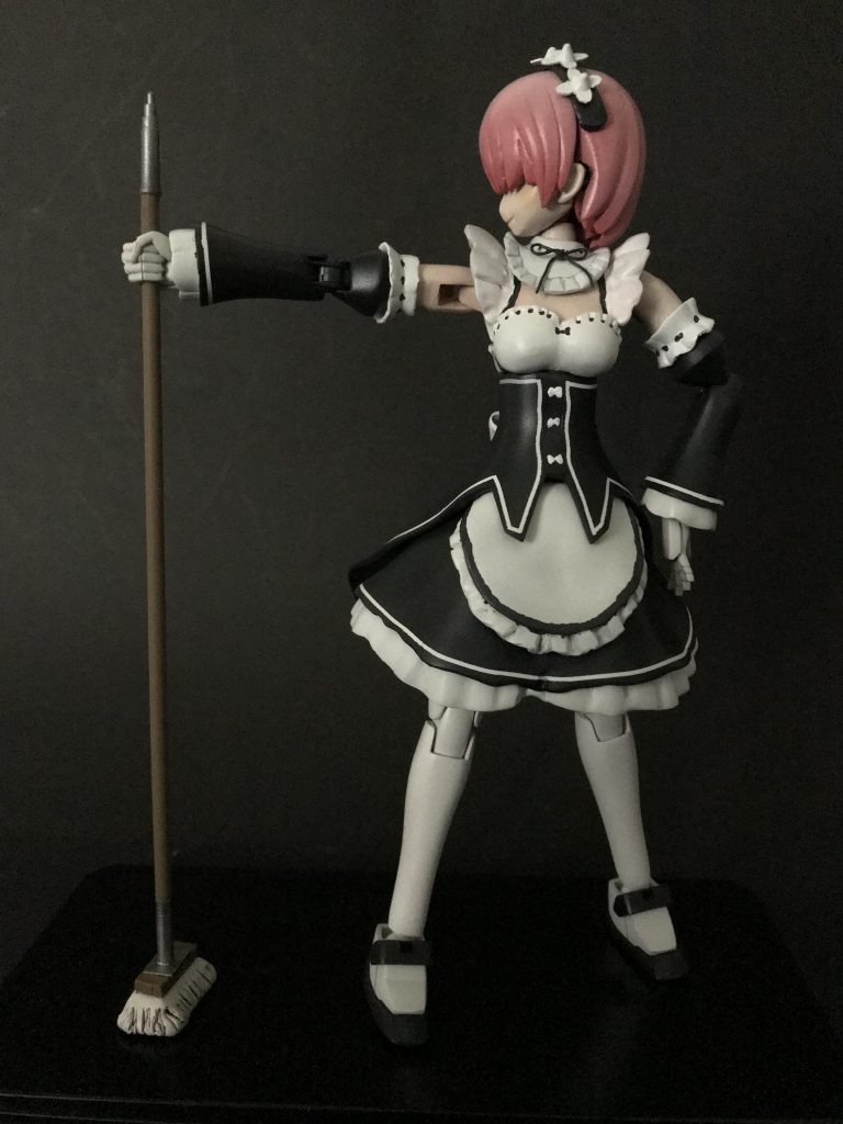 モップを持たせてみました。
エポパテ、プラ棒、先端部はふみなのサーベルを使ってつくりました。