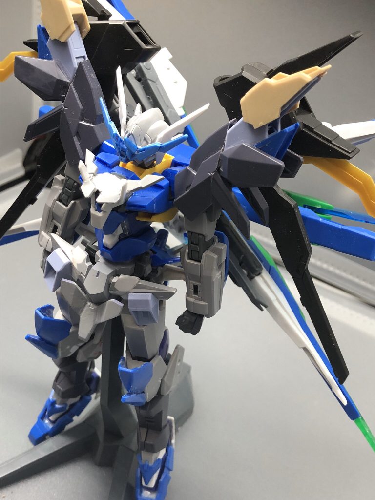 最終決定1つ前です(2019.07〜)この頃には下半身はほぼ変化なしで、上半身が大幅に変わってます。パーツ構成で変更したのはFXの胴体、背中にシュバルツリッターのブレードをつけたことくらい……。