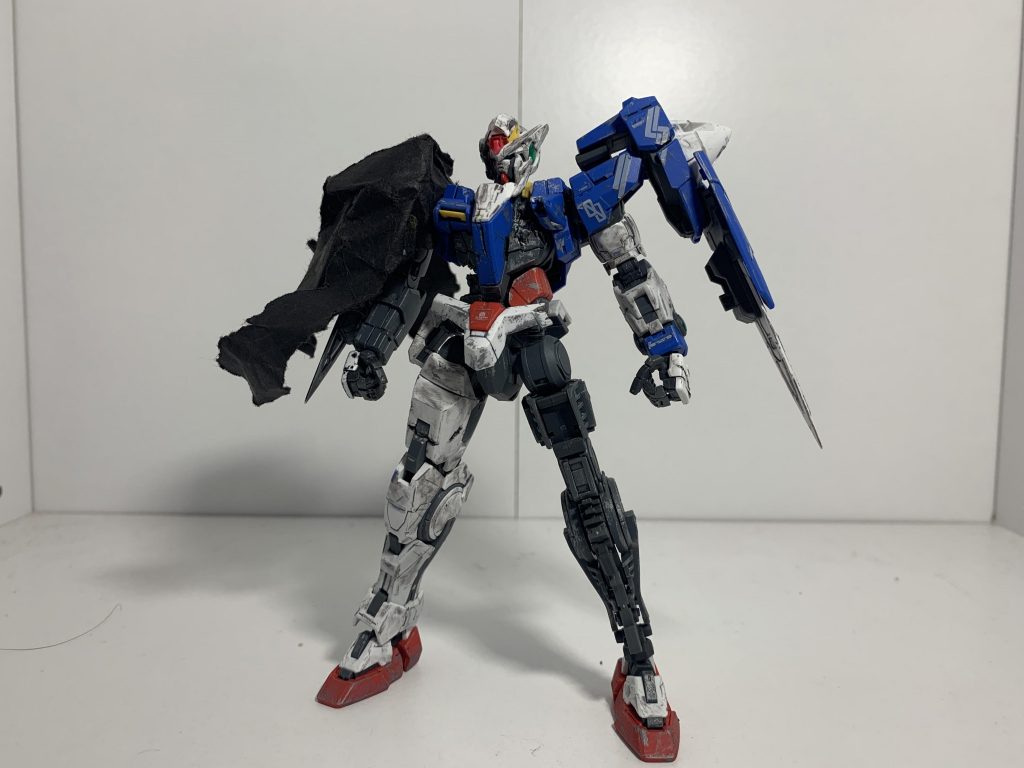 まずは立ち姿。完全に左右非対称になって原型の機体とは違うイメージになりましたね。フレームの露出やダメージ加工でさらにリペア機としての魅力を追求。機体自体には攻撃用の固定武装がないのでまるっきり装備頼りのオンボロくんです。