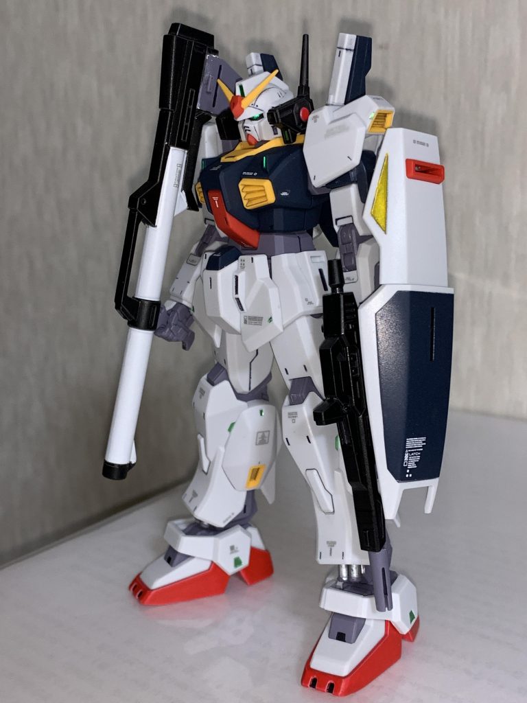 斜めから
この位置から見ることで脚の横部分のセンサーが見えます。武装のバズーカ、ビームライフルも綺麗にグレー一色だったので塗装し、シールドの黄色部分はシルバー下地のクリアイエロー塗装しています。