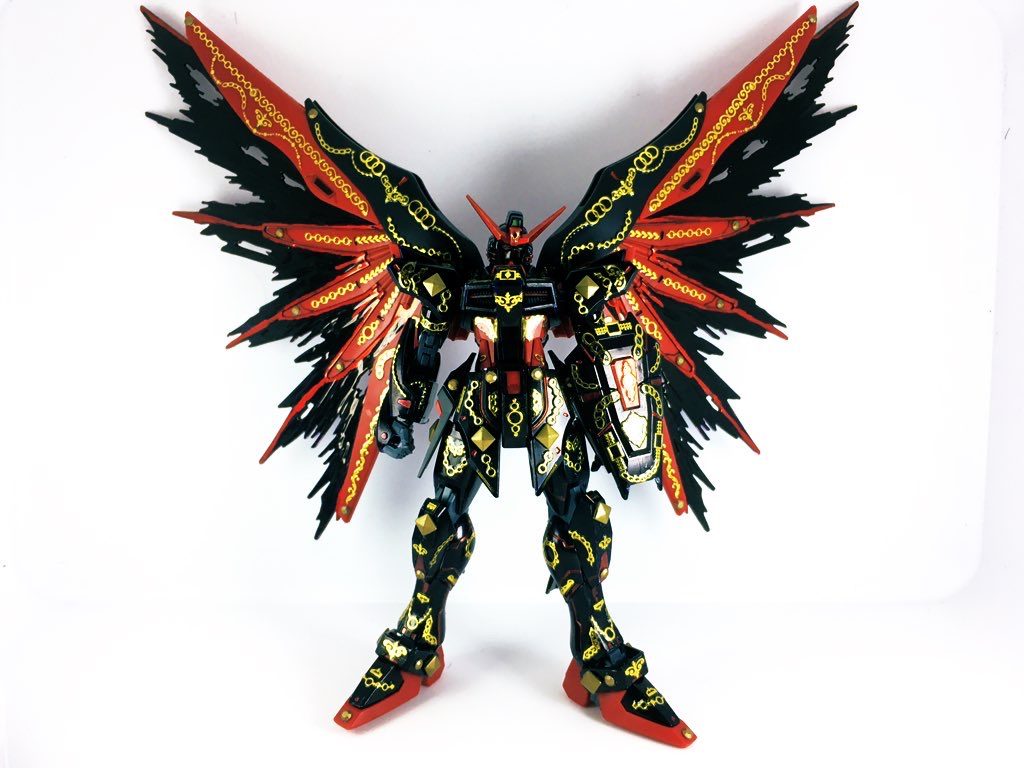 クリアパーツの羽を黒の油性ペンで黒く染めます。
かなり罪深い作業でした…。
完成です!