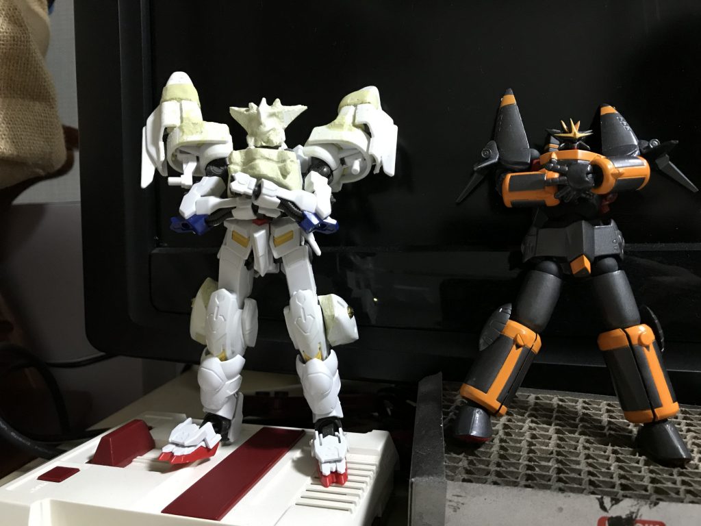 リボルテック製の本家と2ショット。
この腕組みが鬼門でした。
胸板を厚くしすぎたので腕が組めず、肩パーツは少し切断しました。