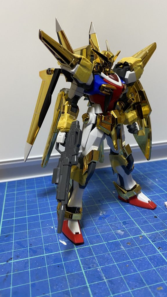 腕は干渉する内部パーツを切り取って関節をはめ込めるようにしました。
肩はラインに沿って切り取ったあと、隙間をパテで埋めています。