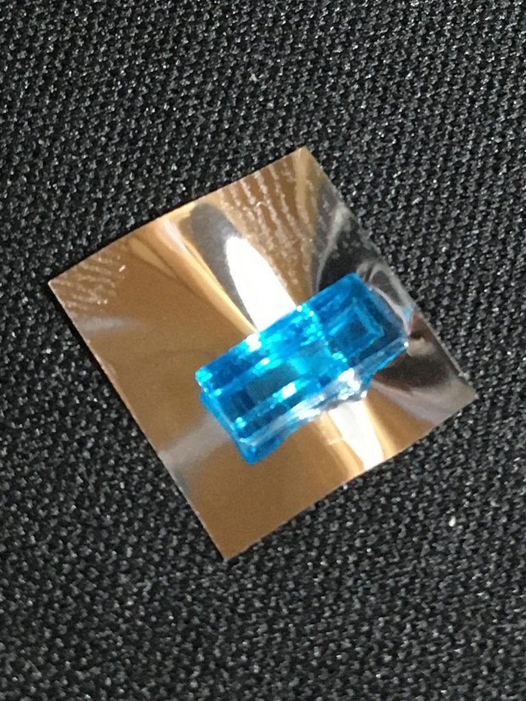 センサー類はクリアブルーとクリアグリーンを調色して塗装、場所によってはラピーテープを貼り付けています。