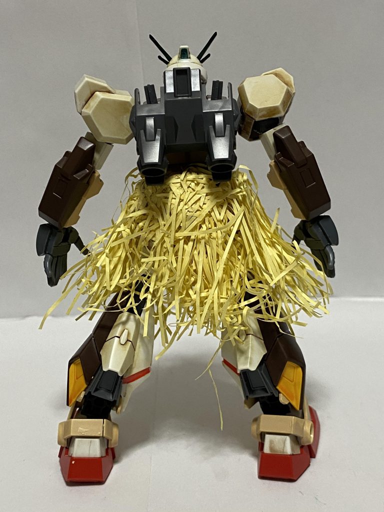 背面も腰蓑で覆われている。