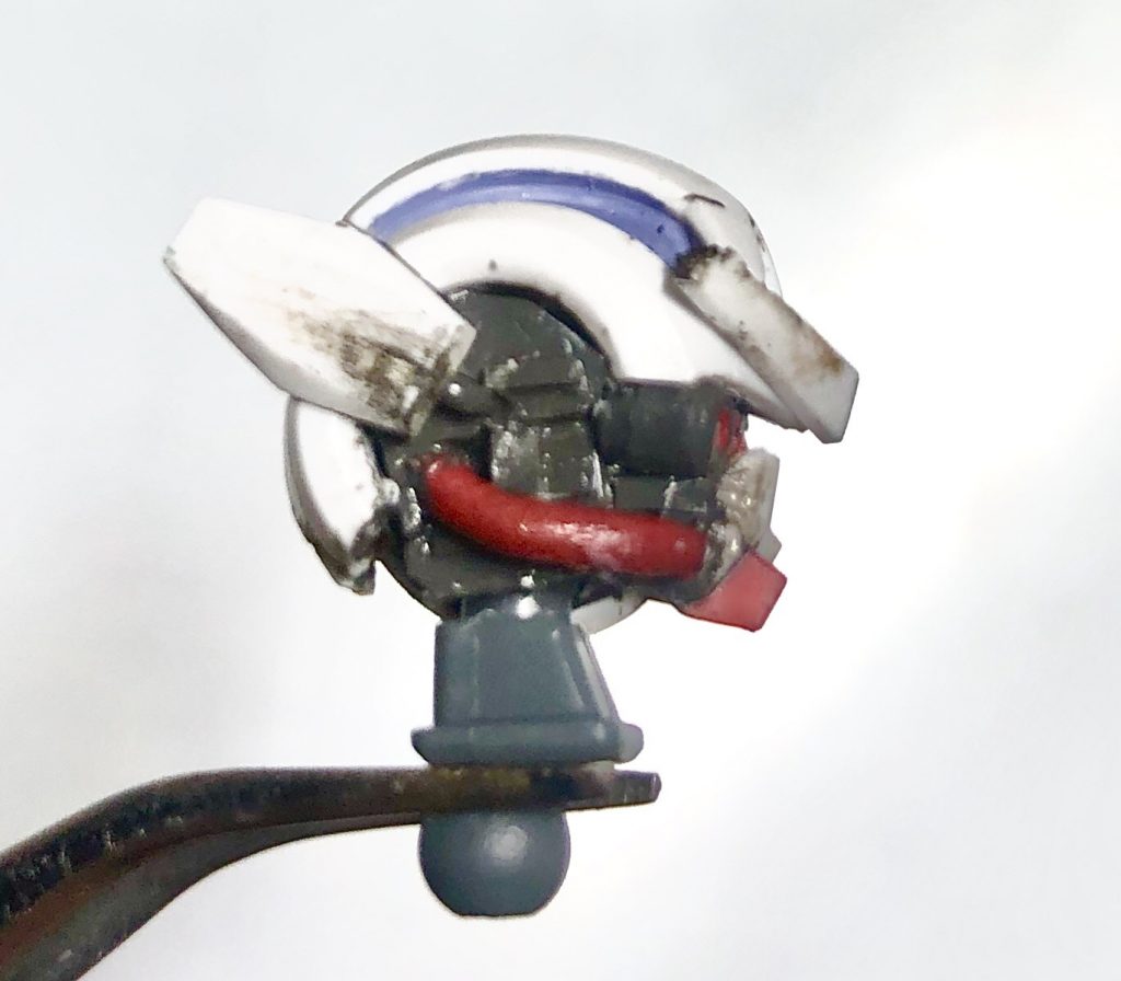 横から見るとこんな感じ
ディテールは参考画像等一切無く、思い付きで作ってある超適当作です。

赤いコードの部分は、2mmか2.5mmくらいの(径の大きさ忘れた)真鍮線を使ってますが、サイズ感が合ってる代償にあまりの硬さと先に小さくカットしてしまったせいで加工が出来ず、本来のコードと配置が違います。
ディテールもこれにより再現することが出来ず、自作を余儀なくされました。
(真鍮線なめてたわ...)

ディテールやパーツは殆どがプラ板、プラ棒で、赤いコードと右目のカメラは真鍮線とジャンクから取ってきました。