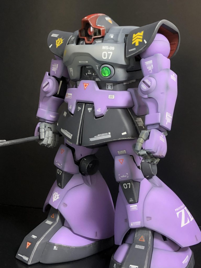 正面左から。一年戦争版を塗装しています。カラーは変更する事なく設定に沿ったカラーを乗せたつもりです。黒サフ立ち上げで重厚感を出す様にしました。