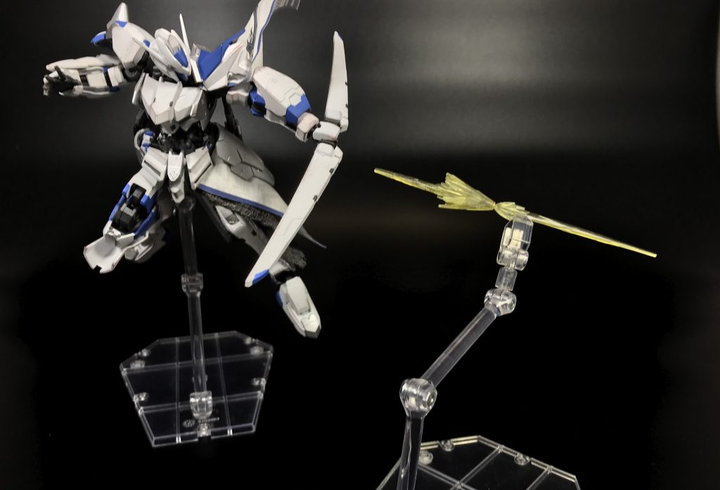 ## [弓]
クロヴィスがミューラ族にいた頃、最も得意としていたものが弓であった。

クルセイダーとなった後も、彼はシュヴァリエル・パトリキウスと共に与えられた名弓を触媒として光の矢を放つ光魔法を得意とし続けた。