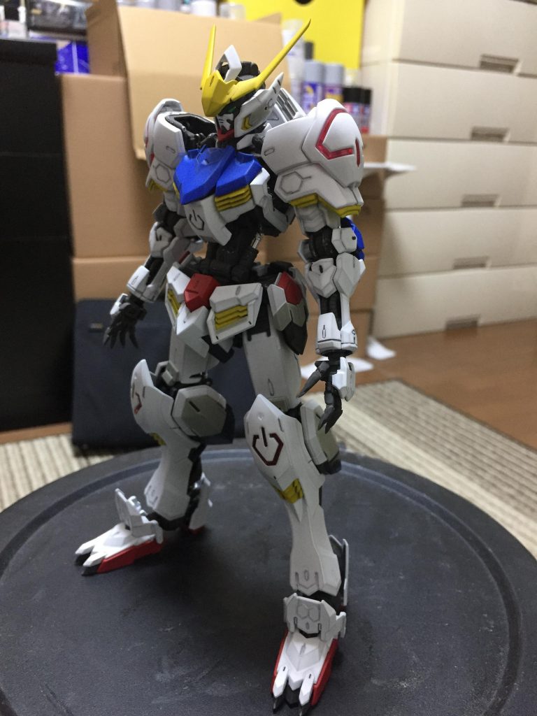 汚さない方が良かったのでは……?!
でもこの形態のバルバトスは宇宙空間で運用されてるから、小デブリ等の衝突でナノラミネート塗装が剥げてるはずだし……