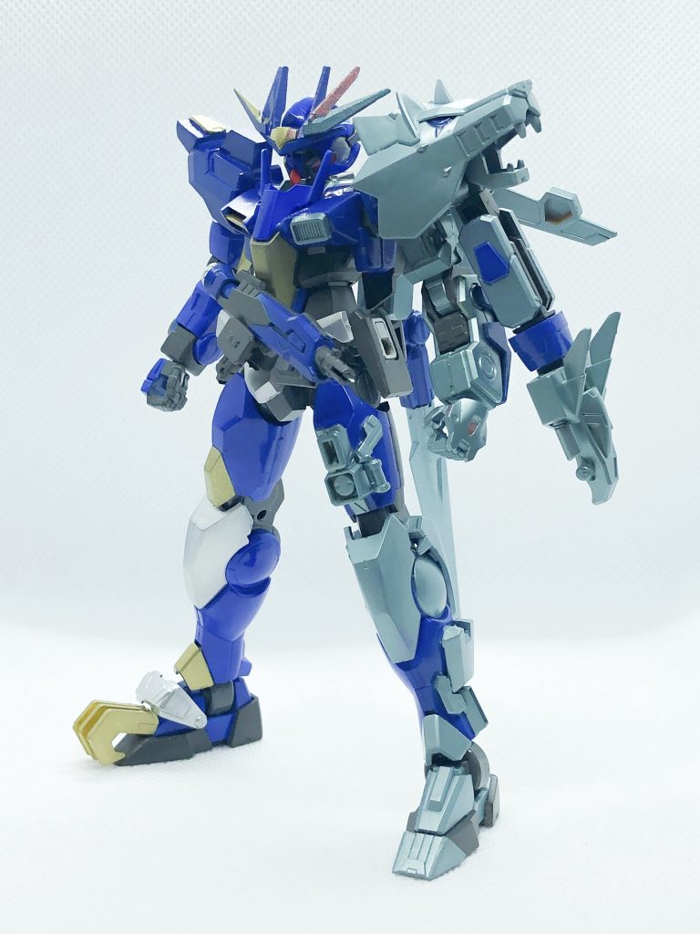 左肩にはこれでもかとウルフを配置、腕はアストレイから拝借