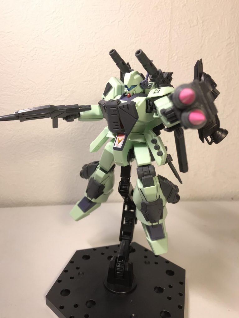 シールドは取り回しを優先してジェガンタイプのものよりも小型のものを採用しています。また、このシールドの先端には2連装ビームキャノンが付けられており、攻撃力の向上を図っています。また、このビームキャノンは出力を調整することによりビームスパイクとしても使用でき、ビームサーベル等に持ち変える必要なくすぐに格闘戦に移行することが出来ます