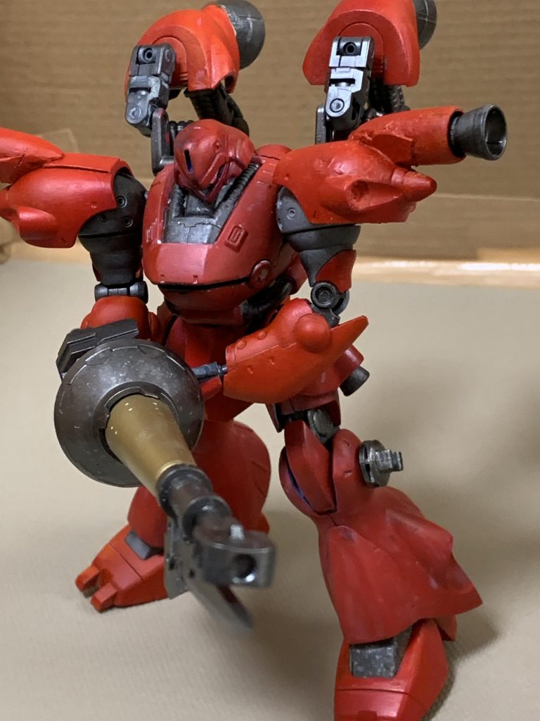 バズーカを撃ち切り、右脚のマウントしていた砲身を槍と取り替えたイメージ