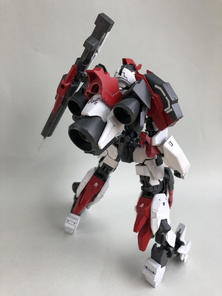 それから5年後、一部の過激なギャラルホルンがコロニーを武力で占領し始める。アランのいる武装組織の本部も襲撃にあってしまう。
ドゴーン……!!
立っていられないほど建物が激しく揺れる。
「隊の70%が撃破されました!!このままだと…」
5年間暮らしてきたコロニーが壊されていく。ただ見ることしかできない自分。
“何か出来ないのか?モビルスーツは全部出てしまった。全部………?