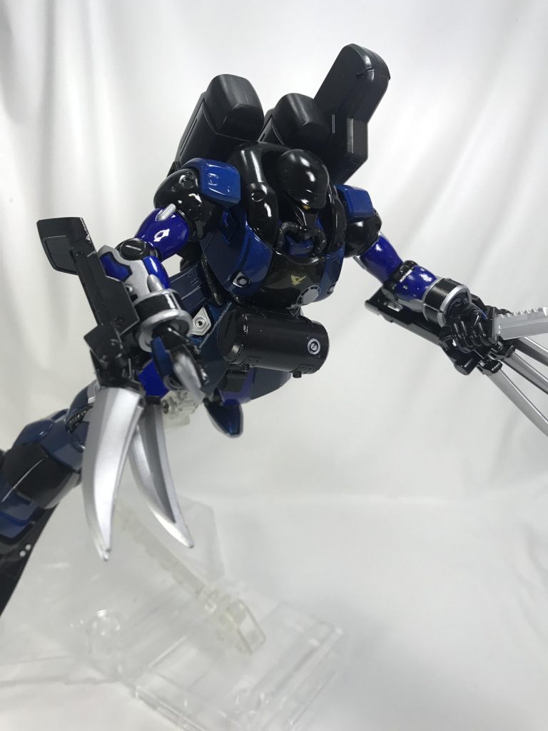 アイアンクロー（？）。ファーストガンダムのズゴック、ゴッグ、アッガイを彷彿とさせますね。