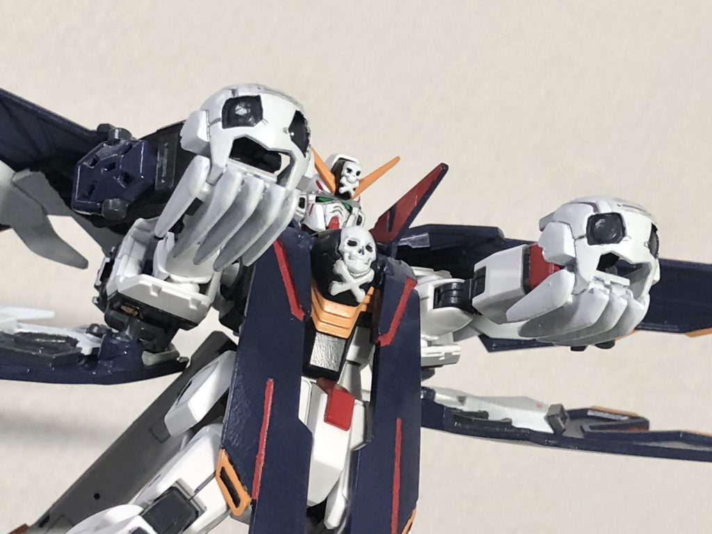 スカルユニットを持たせて６基のＩフィールドを前面に起動すれば、ディビニダドの超大型メガ粒子砲だろうと特攻せずとも余裕で防げます。
流石にコロニーレーザーは無理ですね。