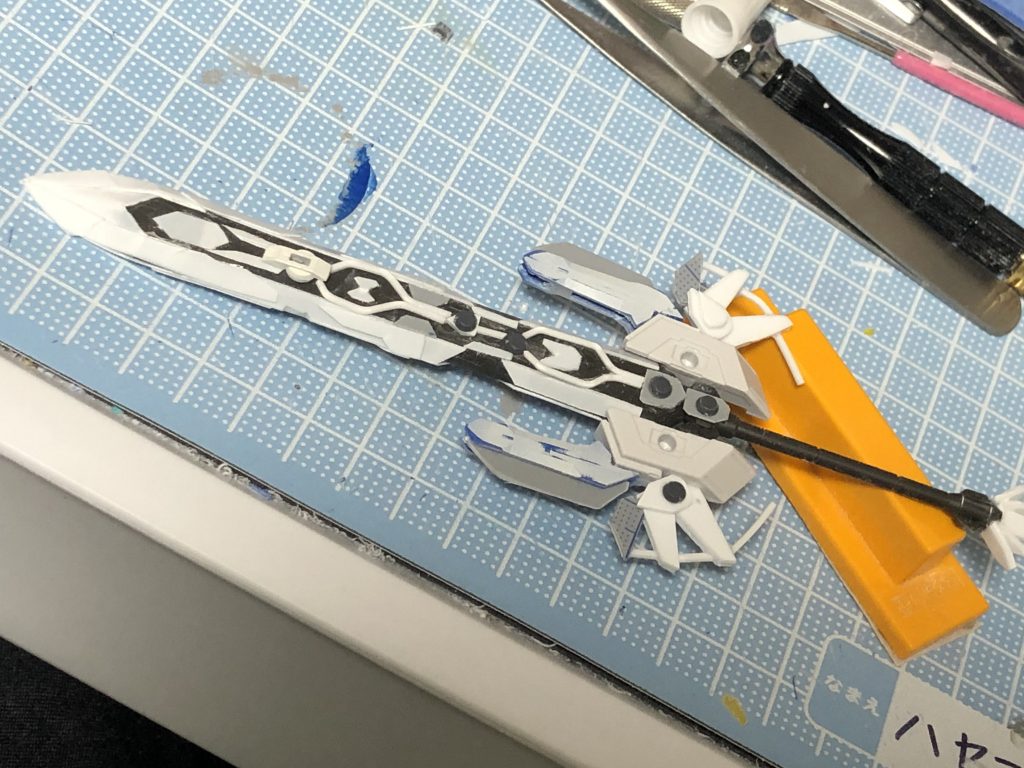 銀河聖剣グランシャリオのミキシング初期段階画像
あらかたパーツやプラ板をつけてダイソーの粗いヤスリで形になるまでヤスリまくりました！(T^T)こやつをが1番時間かかった