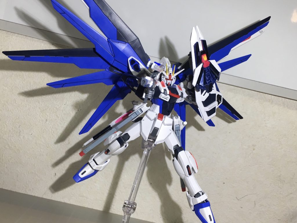 手持ち武器はスタービームライフル、ラケルタビームサーベル、アブゾーブラミネートシールドを使用、内蔵武器はピクウス、クスフィアス3レール砲、パラエーナ、スタービームキャノンです