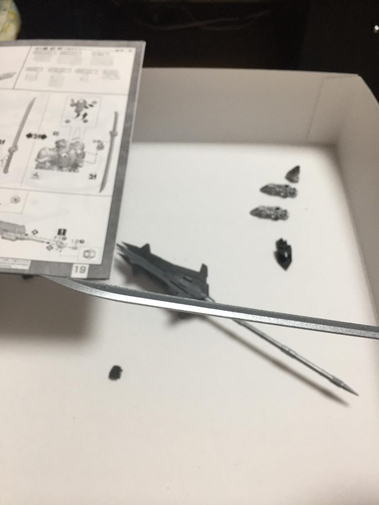 太刀は片方の刃を潰して片刃にし(両刃なら太刀じゃないじゃん…)、光の加減で刃部分だけシルバーに光るよう塗装しました。伝わり難くで申し訳ない…
メイスも同様の処理をしましたが割愛。