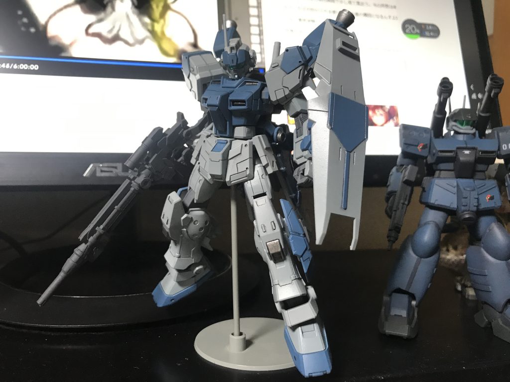 部分的に筆塗り。関節等はアクリジョンのグレー、バーニアはシタデルのシルバー、胸は水性ホビーカラーのブルーグレーです。