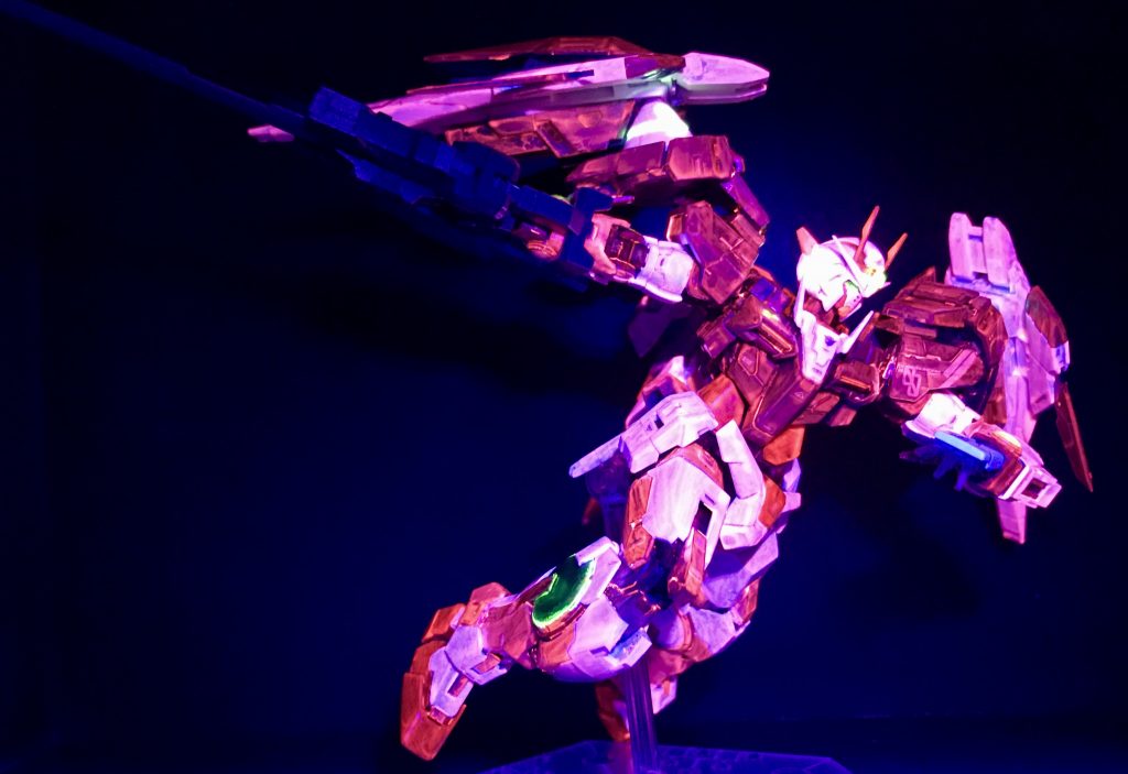 ダブルオー素体とオーライザーのみ光ります。武器は光りません。途中で疲れてしまいました(汗)