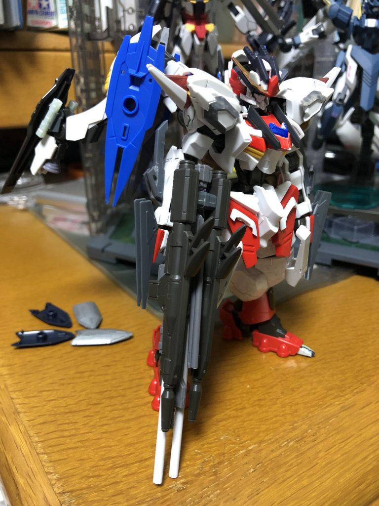 バインダーはバルバトスの脚やヴィダールのバインダー等を使いました。
ライフルはムーンガンダムのライフルをベースにし、両側のライフルはフラウロスのマシンガンをベースにしました。