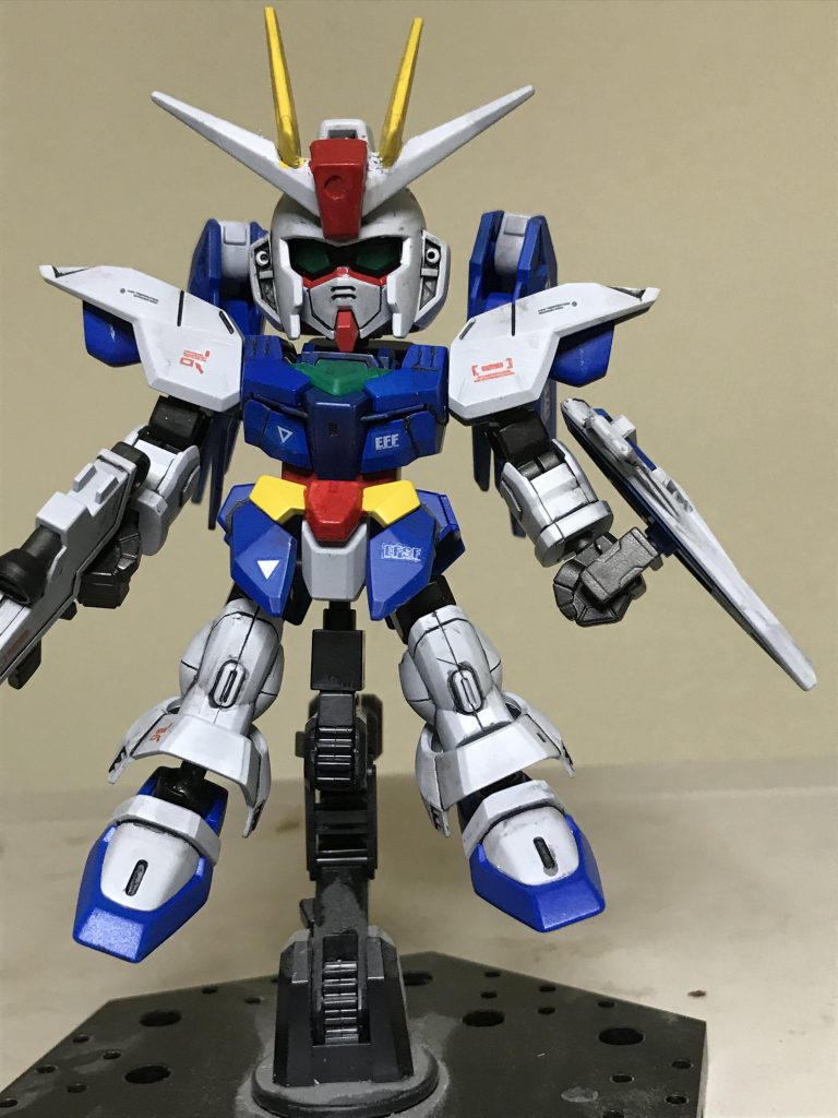 今回は 約4か月ぶりの ガンプラ制作の為
ウェザリングは しませんでした。
塗装・スミ入れ・スジボリ・水転写
デカールを しました。
SDクロスシルエット製作は
2、3年ぶりでした。