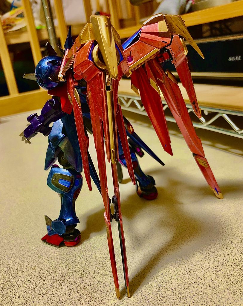 ガンダム G-ハオウ
マスターガンダムのデータを元にN-DG細胞を用いて建造された独孤求敗専用MF。ネオジャパンから技術盗用したエネルギーマルチプライヤーシステムを全身各部の要所に配しており、求敗の高い格闘技能と精神力によって、驚異の戦闘力を発揮する。
左右の肩部、及び前腕部にビームスパイクを搭載する他、重剣・玄鉄剣を携行する。背面には多機能型ウイングバインダーを備える。