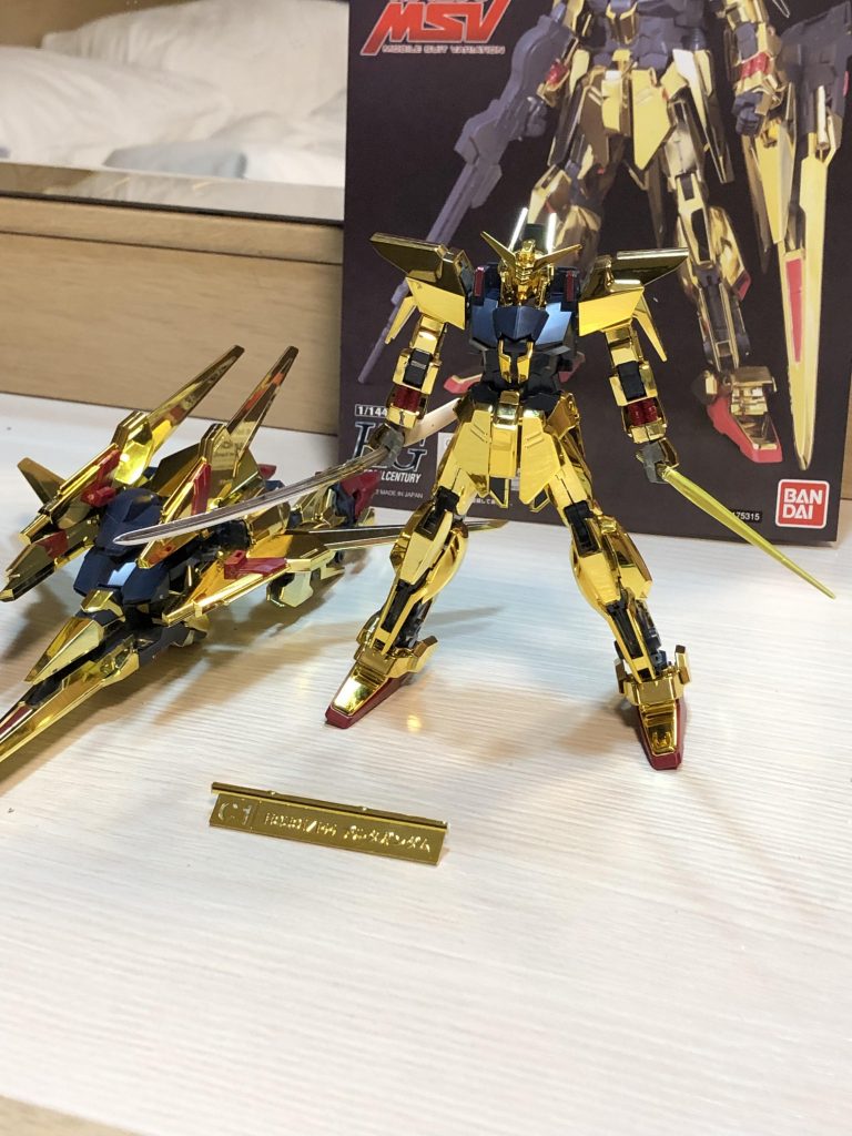 頭部をアカツキ、それ以外は全てデルタガンダムのパーツとなっています。腰のパーツは可動域拡張のために少しだけ削ってあります。