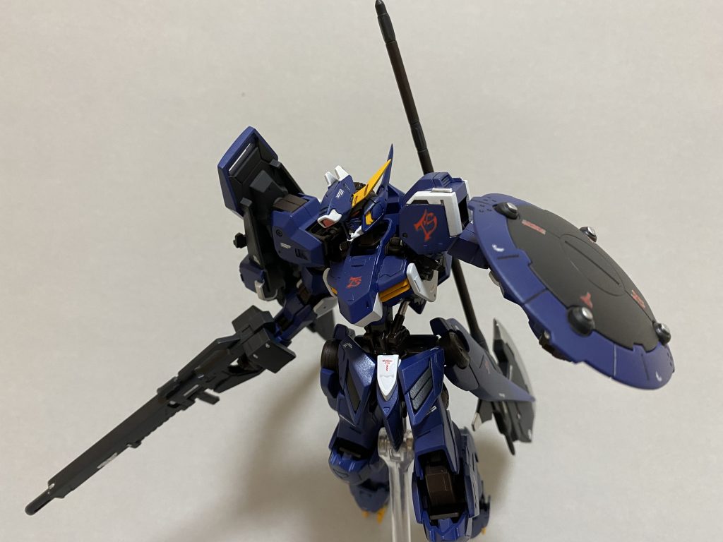 輸送船の周辺を警戒
バルバトスとほぼ同じヘッドですが、リベイクの高感度センサーが付いてるので索敵も良好なはず
それにしてもタービンズのデカールオシャレですよね