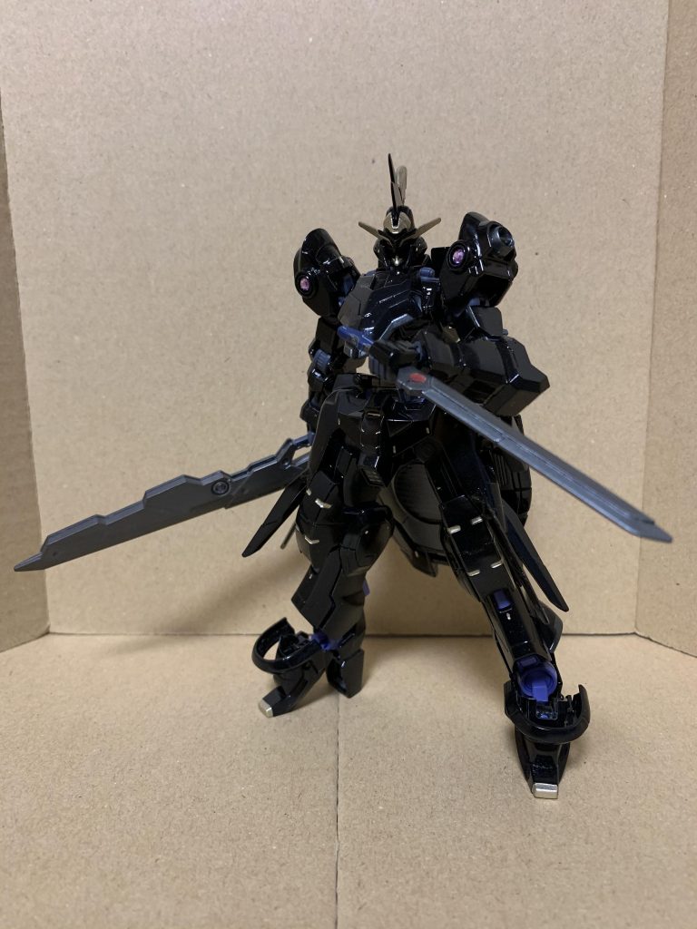 魔剣フォイアドルヒ『火の短剣』と名付けられた魔剣。刀身に火の人工魔石(を埋め込んだものである。人工魔石は規格化されており、交換が可能なように設計されている。